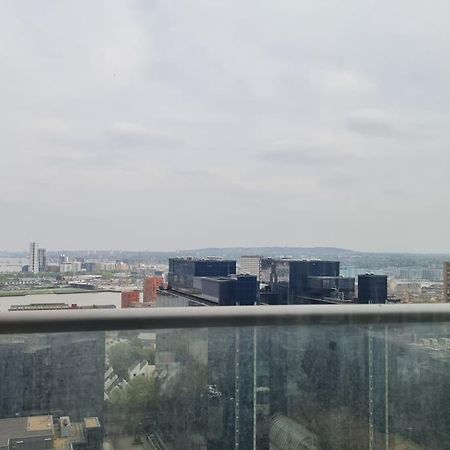 Skyview Waterside City Luxury Apartment London Bagian luar foto