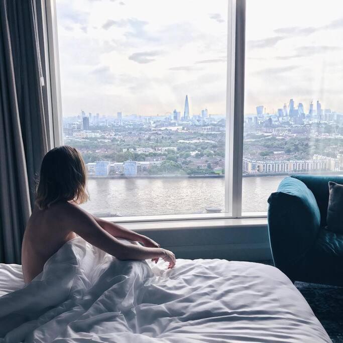 Skyview Waterside City Luxury Apartment London Bagian luar foto
