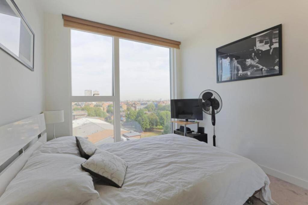 Skyview Waterside City Luxury Apartment London Bagian luar foto