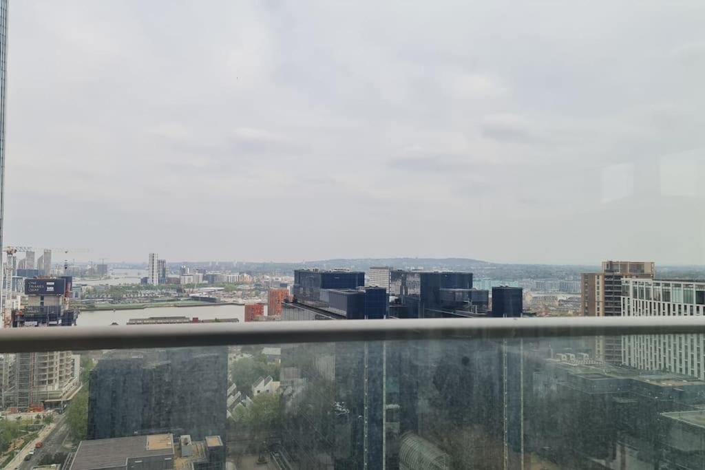 Skyview Waterside City Luxury Apartment London Bagian luar foto