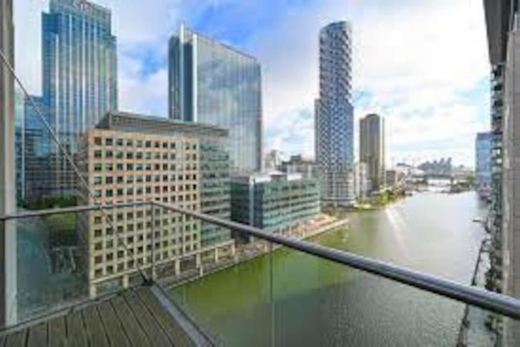 Skyview Waterside City Luxury Apartment London Bagian luar foto
