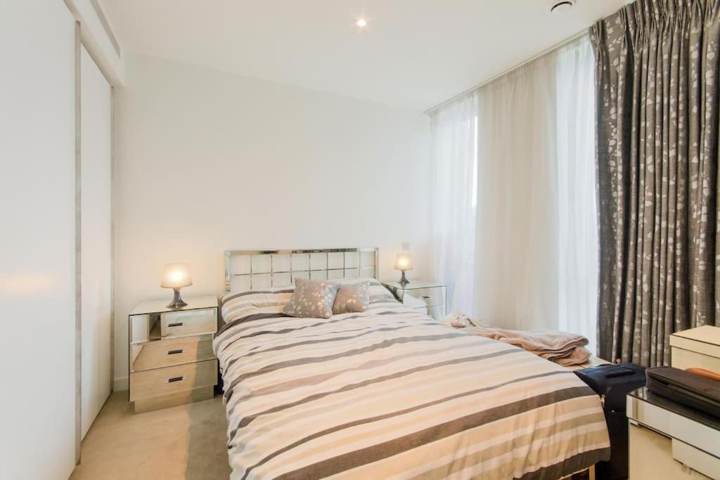 Skyview Waterside City Luxury Apartment London Bagian luar foto